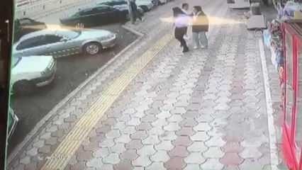 Kaldırımda yürüyen genç kızı darbeden zanlı yakalandı