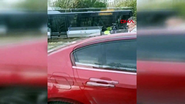 İstanbul'da kaza: Metrobüs Kadıköy Belediyesi binasına çarptı