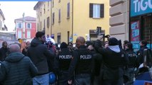 Sgombero in via Oberdan a Bologna, tensione con la polizia