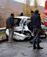 ELAZIĞ'DA TIR İLE OTOMOBİL ÇARPIŞTI: 1 ÖLÜ, 1 YARALI