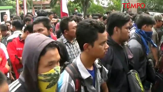 Demo Ratusan Mahasiswa IAIN Berakhir Bentrok dengan Polisi