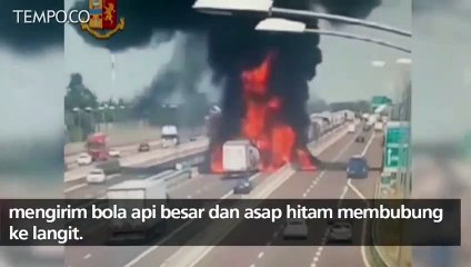 Tải video: Detik-detik Truk Tangki Meledak di Jalan Tol Terekam CCTV