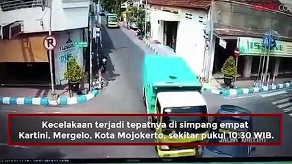 Heboh Video Mobil Patwal Polisi Ringsek ditabrak Truk
