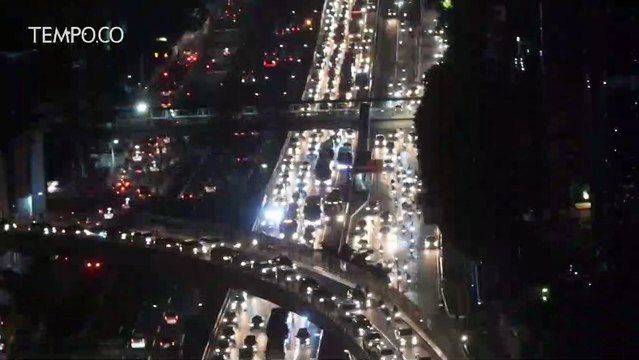 Kepadatan Kendaraan di Tol Dalam Kota Saat Malam Hari