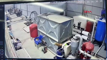 Telefonla konuşarak yürüyen işçinin kendini bodrum katta buldu