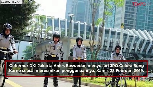 Anies Selfie dan Foto Wartawan di JPO Kekinian