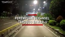 Perempuan Beransel Berusaha Terobos Bawaslu Bikin Panik Aparat