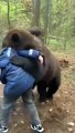 Trois Russes font un combat de lutte avec un ours dans la forêt