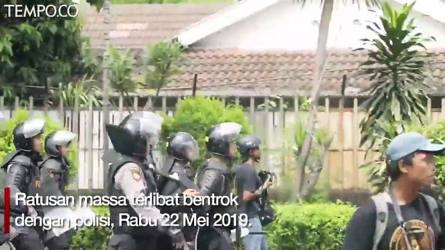 Ratusan Massa Terlibat Bentrok dengan Polisi di Flyover Slipi