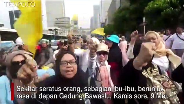Demo di Bawaslu, Ini Ekspresi Ibu-Ibu Adu Mulut dengan Polisi