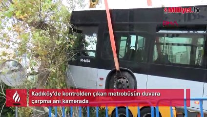 Kontrolden çıkan metrobüsün duvara çarpma anı kamerada