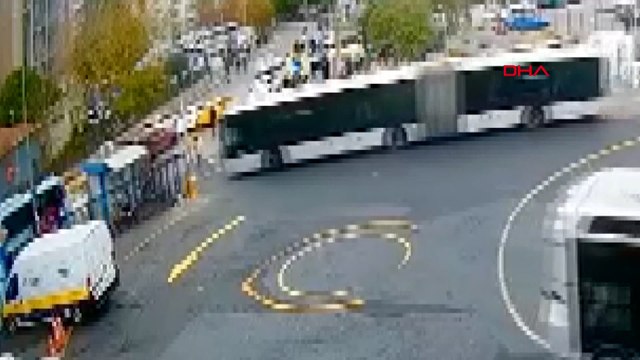 Kadıköy'deki metrobüs kazası kamerada