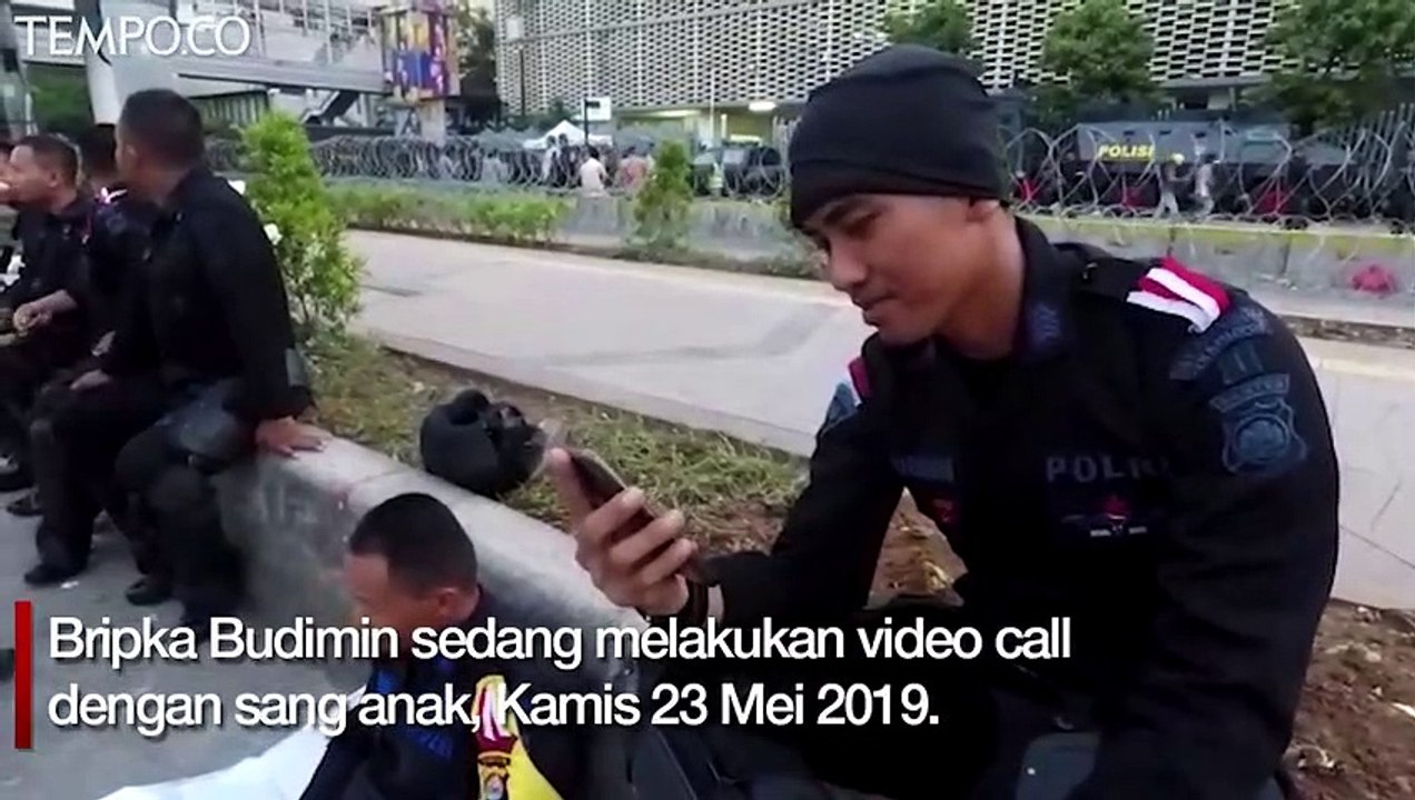Saat Brimob Rindu Anak, Ini  yang Dilakukan