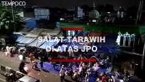 Salat Tarawih Perdana di Jembatan Penyeberangan Orang