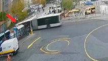 Kadıköy'de yürekleri ağızlara getiren metrobüs kazası kamerada