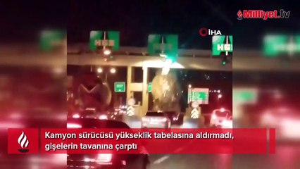 Kamyon sürücüsü yükseklik tabelasına aldırmadı, gişelerin tavanına çarptı
