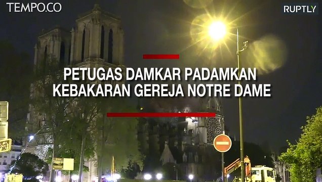 Begini Petugas Damkar Berjuang Padamkan Kebakaran Gereja Notre Dame