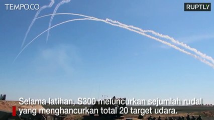 Sistem Rudal S-300 Rusia Meluncur