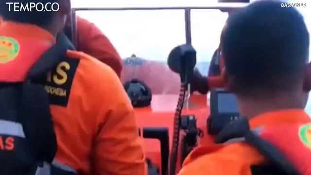 Begini Basarnas Evakuasi 12 Korban Kapal yang Mengalami Mesin Mati