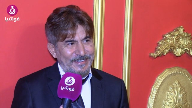 عبد المنعم عمايري يقتحم مقابلة فوشيا مع عابد فهد ويرتب ياقة قميصه