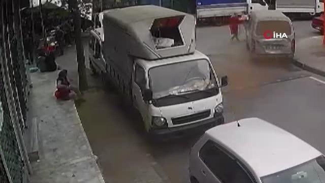 Baba ve kız düşen saksıdan son anda kurtuldular... O anlar kamerada