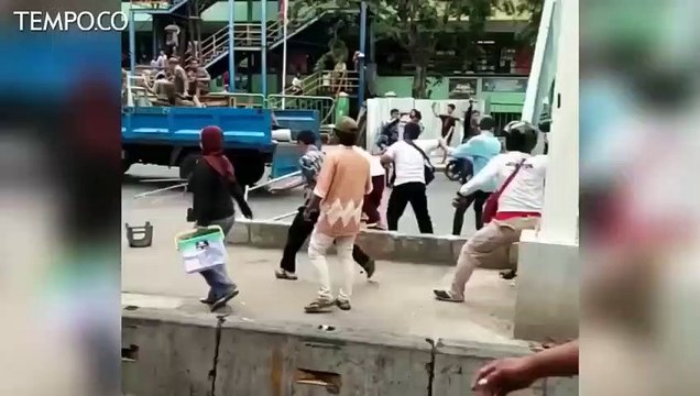 Tolak Ditertibkan, PKL Tanah Abang Bentrok dengan Satpol PP