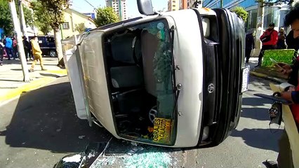 Varios heridos en choque de ambulancia con un minibús en la zona de Miraflores de La Paz 