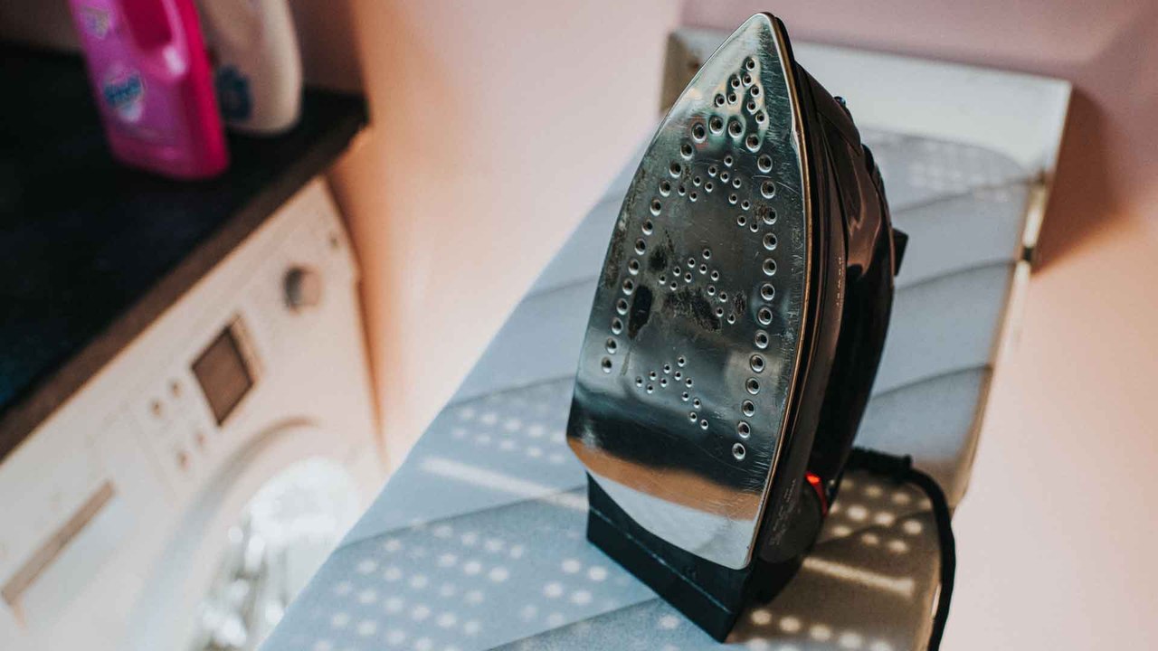 Bügeleisen reinigen: Diese Mittel entfernen zuverlässig Kalk und Schmutz