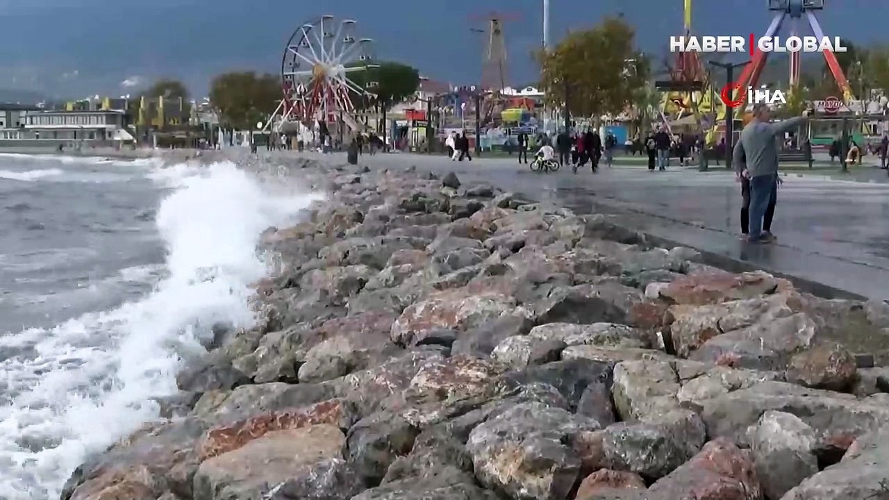 Lodos fırtınasında denizde oluşan dev dalgalar evlere kadar ulaştı