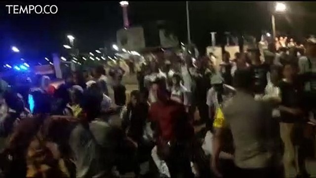 Serikat Pekerja Awak Mobil Tangki Hadang Mobil Dinas Jokowi