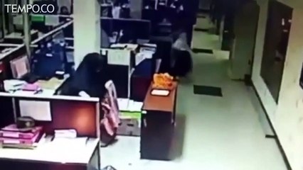 Detik-detik Ponsel Meledak Melukai Pegawai Pemprov Riau