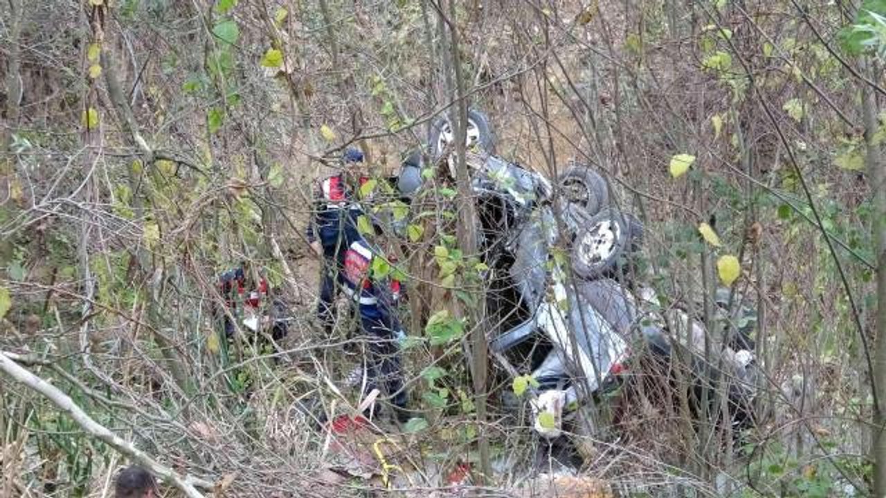 Bursa'da kontrolden çıkan otomobil 15 metre yükseklikten dereye uçtu : 1 ölü 1 yaralı
