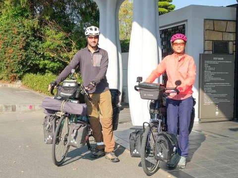 Türk çift, Türk bayrağını Kore Birleşmiş Milletler Anıt Mezarlığı'na teslim etti