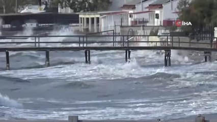 Descargar video: Lodos fırtınasında denizde oluşan dev dalgalar evlere kadar ulaştı