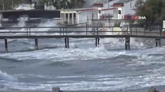 Lodos fırtınasında denizde oluşan dev dalgalar evlere kadar ulaştı