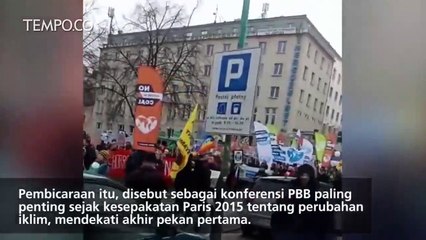 Aktivis Berunjuk Rasa di Arena COP 24 di Katowic, Polandia