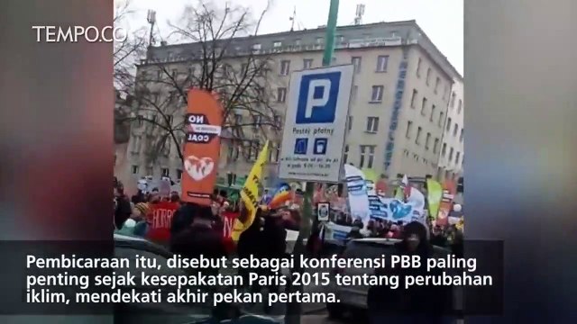 Aktivis Berunjuk Rasa di Arena COP 24 di Katowic, Polandia