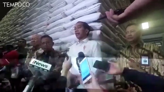 Tinjau Gudang Bulog, Jokowi Pastikan Stok Beras Aman
