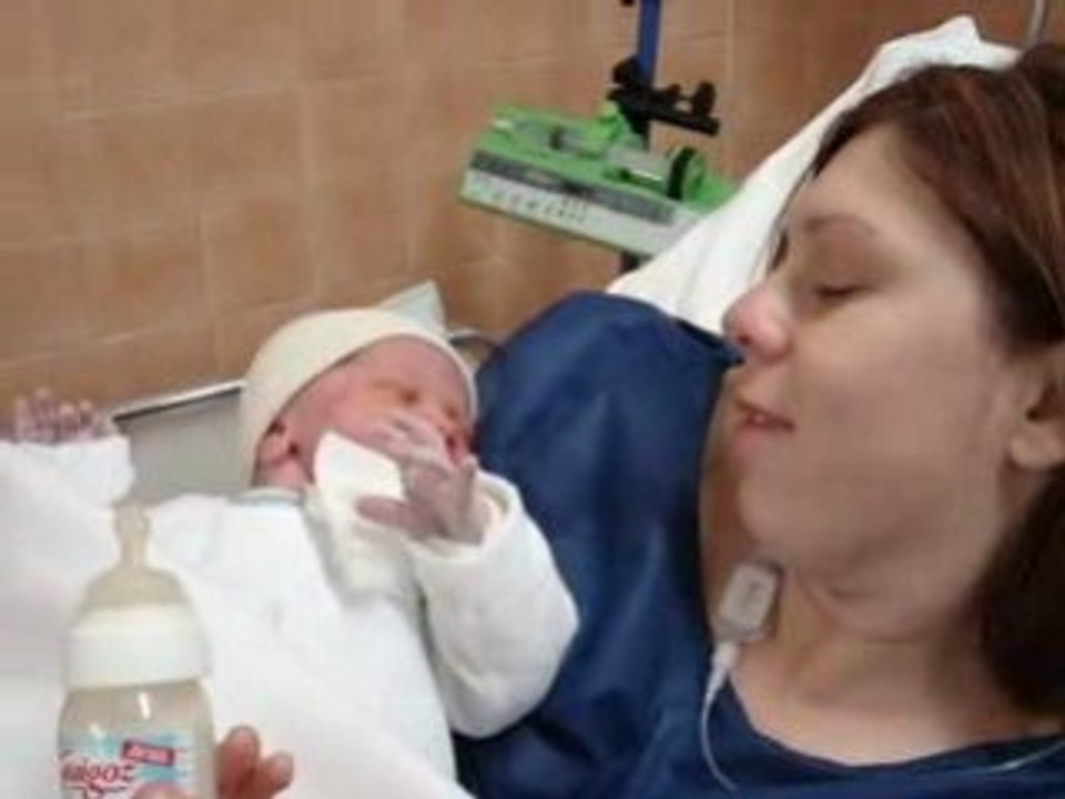 Naissance D'Antoine et premier biberon avec sa maman