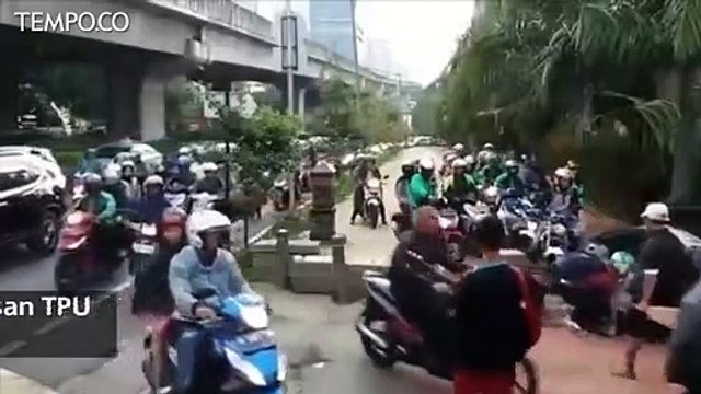 Video Viral: Macet, Pemotor Bongkar Trotoar Untuk Melintas