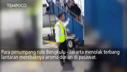 Tải video: Viral Video: Penumpang Pesawat Menolak Terbang Gara-gara Durian