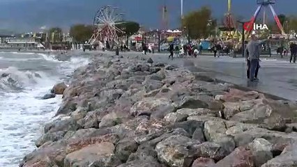 Lodosun etkisiyle dalgalar evlere ulaştı