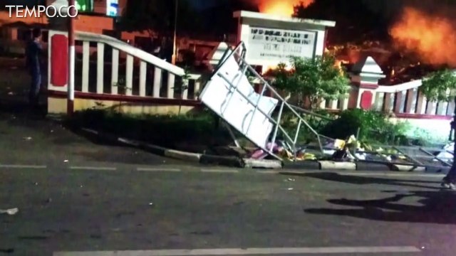 Polsek Ciracas Dibakar Ratusan Massa, Terkait Kasus Pengeroyokan?