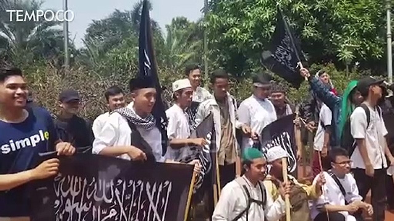 Massa Berunjuk Rasa Protes Pembakaran Bendera