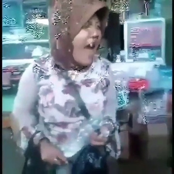ngamen giginya copot karena ngakak