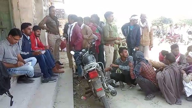 यूरिया खाद के लिए गांवों में लम्बी कतारें