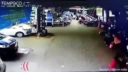 Скачать видео: Detik-Detik Kecelakaan Maut Bumiayu, Truk Terjang 15 Kendaraan