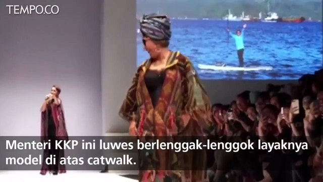 Gaya Lenggak-lenggok Susi Pudjiastuti di Atas Catwalk JFW