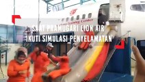 Saat Pramugari Lion Air Ikuti Simulasi Penyelamatan