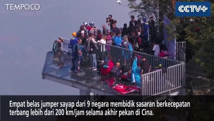 Memukau, Aksi 14 Peloncat Wingsuit dari 9 Negara